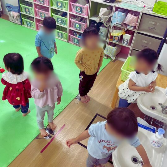 星のおうち千葉中央で手を洗う子ども