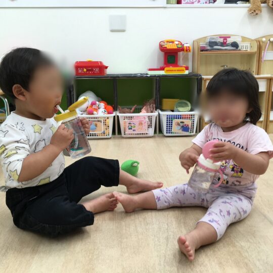 星のおうち幕張北の水分補給をする0～2歳児の様子