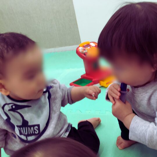 星のおうち幕張北の保育園内で2歳児の様子が気になる0歳児