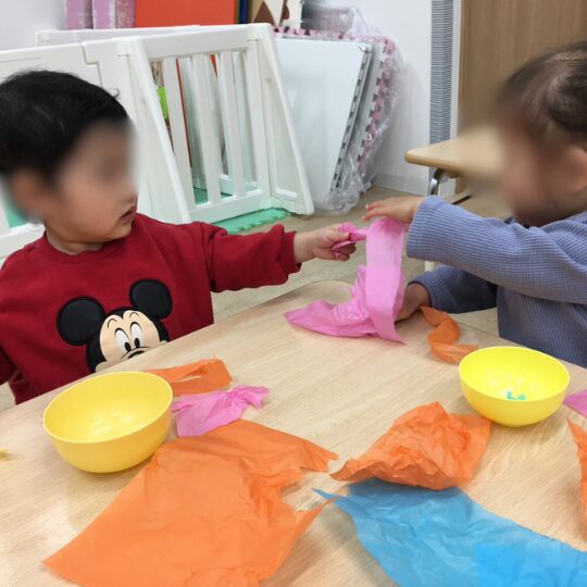 星のおうち幕張北で制作遊びをする0～2歳児の様子
