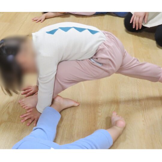 ヨガポーズをする星のおうち新松戸の園児