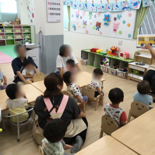 お話を聞く保護者と子どもたち
