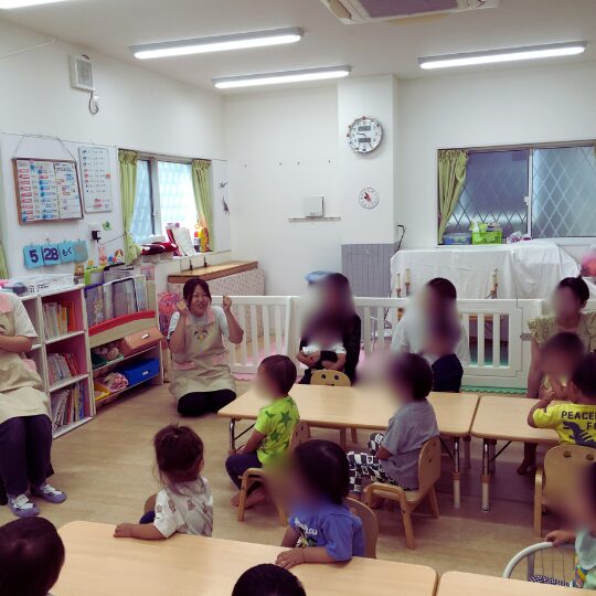 朝の会に参加する保護者と子ども