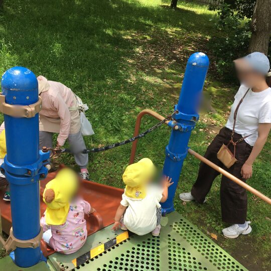公園の遊具で遊ぶ保育園児
