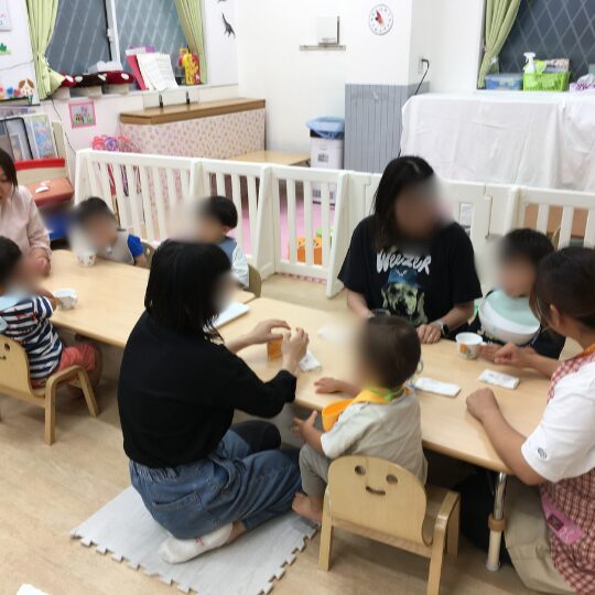 保育参観でおやつを試食する保護者