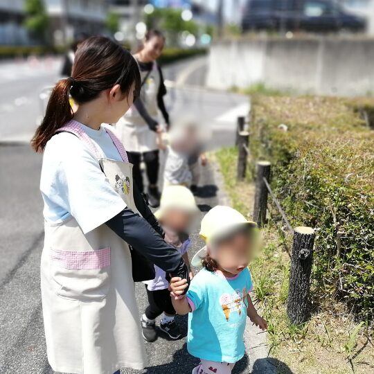 お散歩する保育士と園児