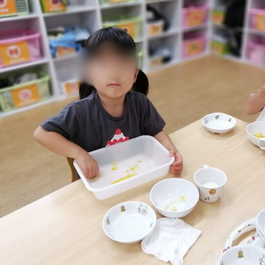 とうもろこしを食べる女児