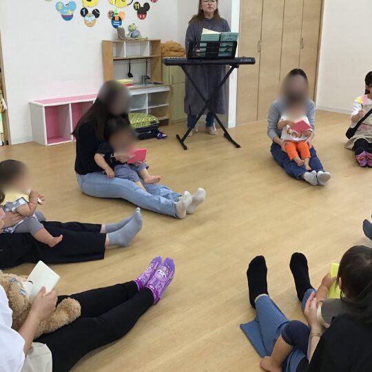 リトミックに参加する子どもと保護者