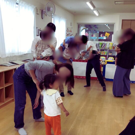 リトミックに参加する保護者と子ども