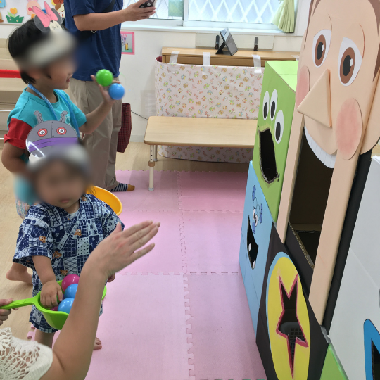 夏祭りで遊ぶ保育園児