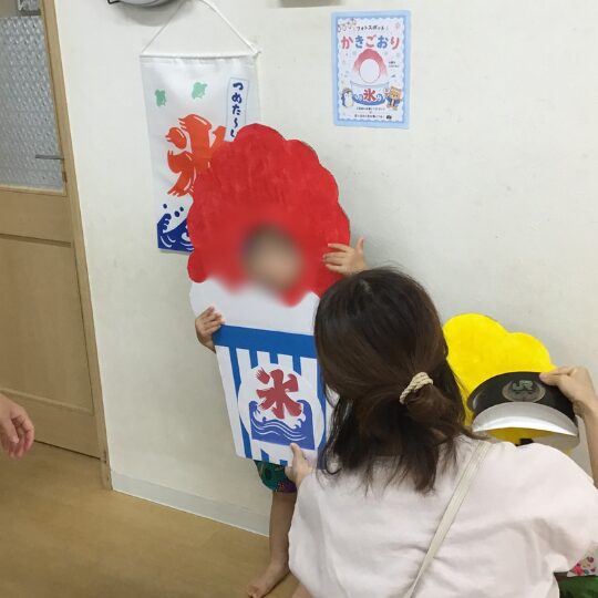 手作りの顔出しパネル かき氷