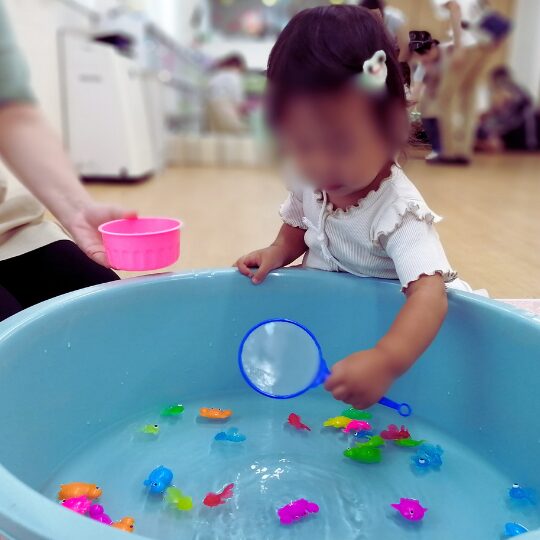 ゲームをする園児