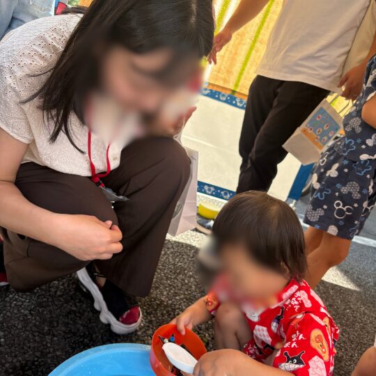 保護者とイベントに参加する園児