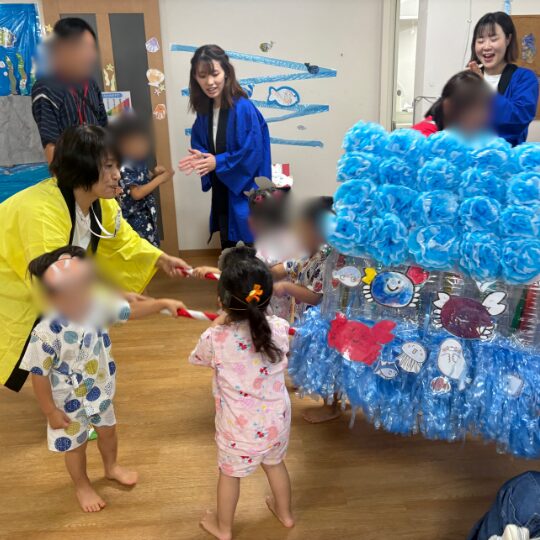 手作りのお神輿を担ぐ園児