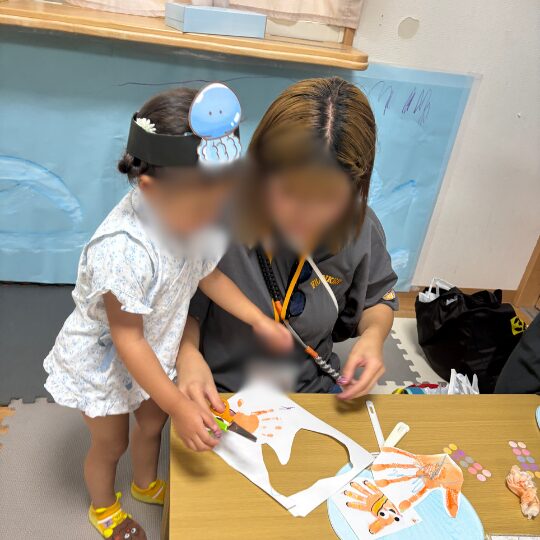 保護者と制作する保育園児