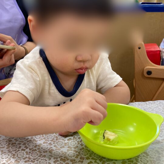 城南ルミナ保育園川崎の食育活動で氷を触る1歳児