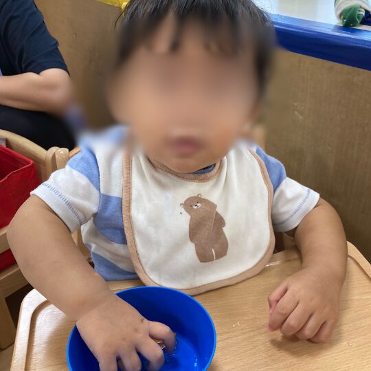 城南ルミナ保育園川崎で氷を触る1歳児