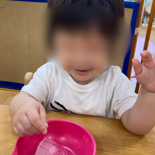 城南ルミナ保育園川崎で食育活動に参加する1歳児