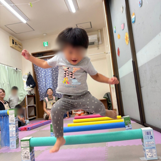 星のおうち幕張　9月の室内活動
障害物を飛び越える保育園児