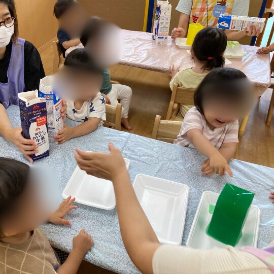 寒天に興味を示す1歳児