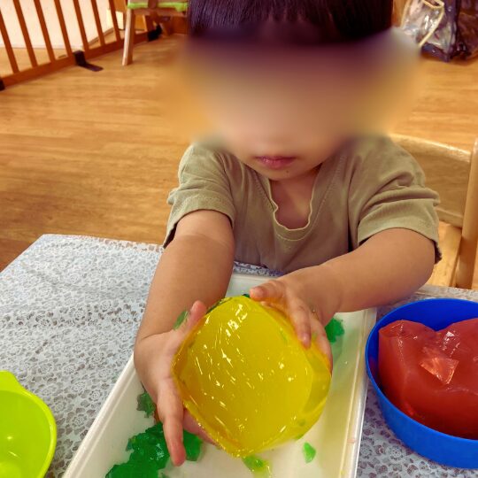 黄色寒天と1歳児