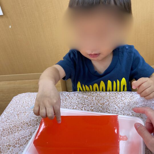 城南ルミナ保育園川崎の食育活動で寒天を触る1歳児