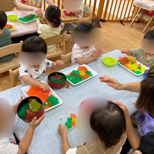 つぶした寒天と1歳児たち