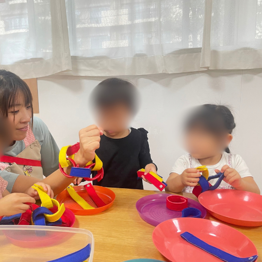スナップの付いた布を指輪にして遊んでいます。
