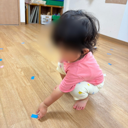 1歳児の保育室内でのつまむ活動　
