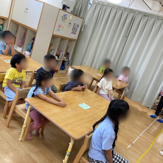 城南ルミナ保育園川崎の食育活動の説明を聞く5歳児