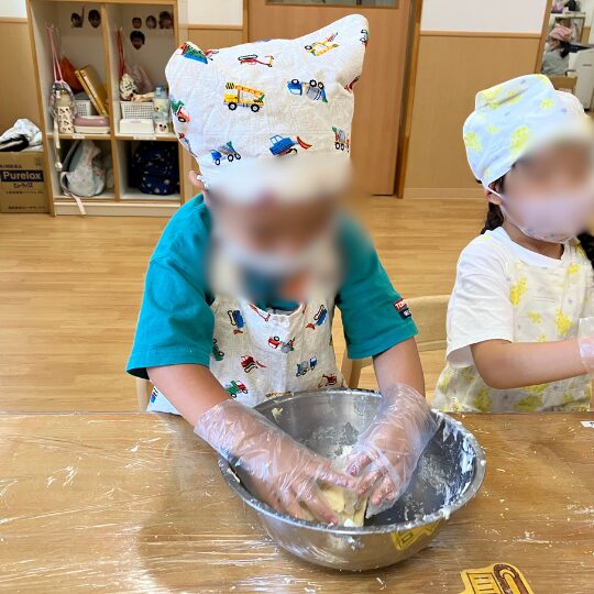 パン生地を練る園児