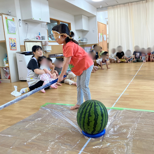 すいかわりをおこなう保育園児