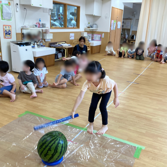 すいかわりをおこなう女児