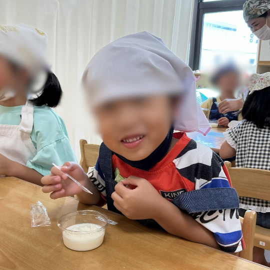 食育で作ったシャーベットを食べる園児