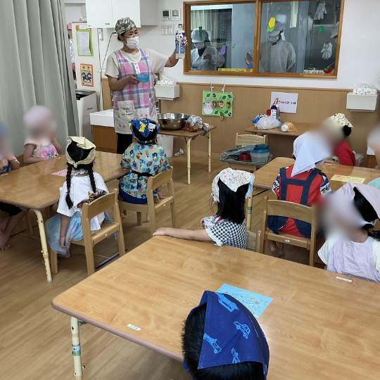 食育の説明をする栄養士