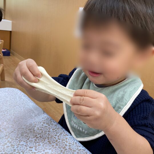 小麦粉粘土で制作活動をする1歳児