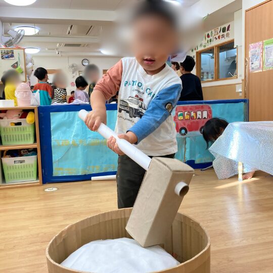 もちつきごっこに参加する2歳児