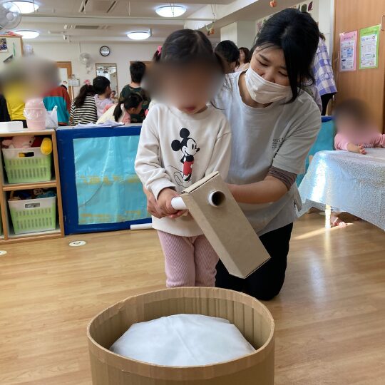 食育に参加する2歳児