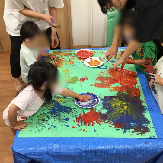 フィンガーペイントを実施する子ども