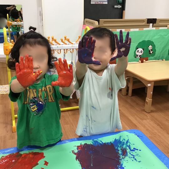 絵具で遊ぶ子どもたち
