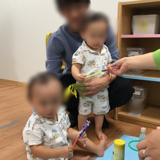 保護者と遊ぶ子供たち