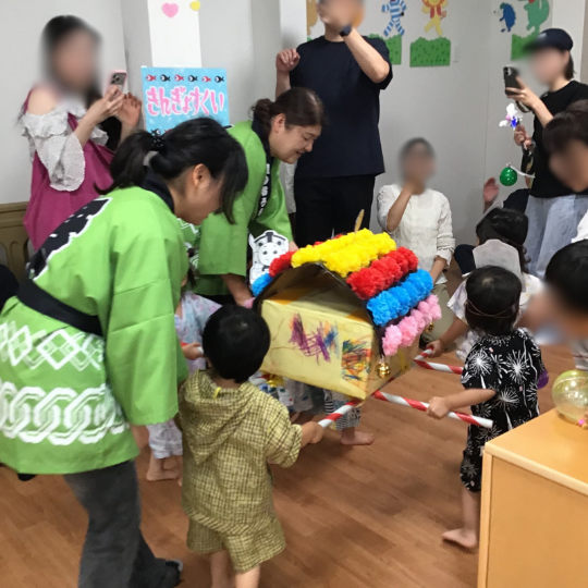 おみこしをかつぐ子どもたち