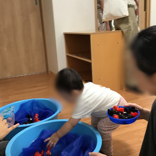 金魚すくいにおこなう保育園児