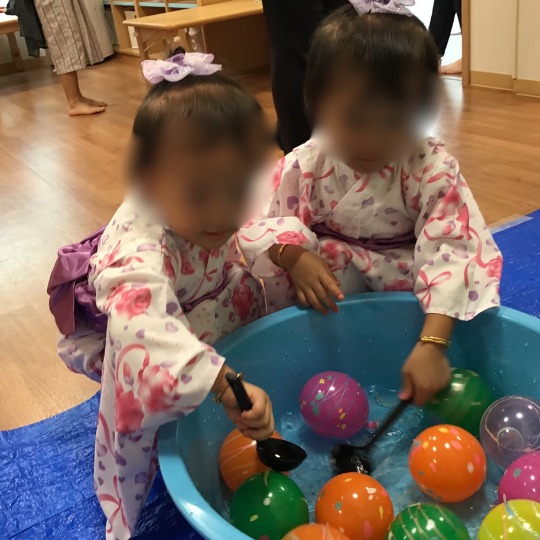 ヨーヨーすくいをおこなう女児